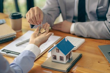 Satış müdürü ya da emlakçı, kira sözleşmesini imzaladıktan sonra müşteriye anahtarları verir ya da ofisteki Ev Kredisi ve Ev Sigortası ile Ev satın alır.