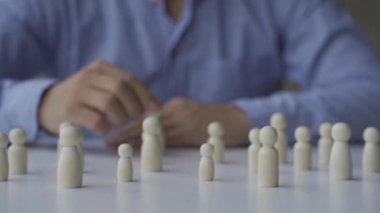 İlham verici liderlik, yetkilendirme, işletme, yönetici, takım çalışması, vizyon, strateji, nüfuz, rekabet, iş adamı elinde tahta bir bebek tutuyor..