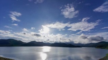 4K hızlandırılmış klip, mavi gökyüzünde hareket eden bulutlar zaman atlaması. Güzel pofuduk beyaz bulutlar akşam masmavi gökyüzünün üstünde.