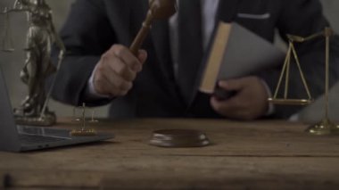 Mahkeme oturumu: Tahta bir heyetin üzerinde çekiç tutan erkek bir hakimin portresi kararı okuyor. Olağanüstü Gavel Yargıtay Başkanı kararı açıkladı..
