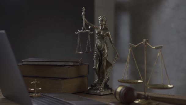 Онлайн Юридичний Консалтинг Ідеї Ноутбук Суддями Ваги Молоток Столі — стокове відео