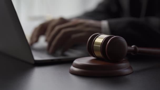 Consulta Jurídica Online Concept Lawyer Imprime Uma Mensagem Internet Laptop — Vídeo de Stock
