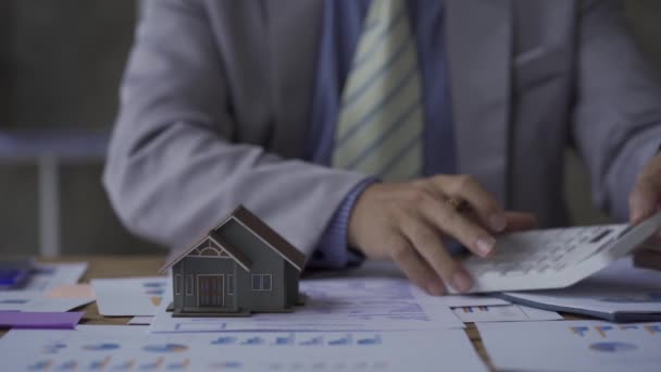 Les Agents Immobiliers Avec Les Clients Discutent Des Contrats Offrir — Video