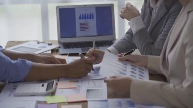 Asya 'daki iş adamları ve iş kadınları, modern ofis 4k' de takım çalışması başarı stratejileri planlamak için birlikte çalışan yeni belge finans projeleri üzerinde fikir alışverişinde bulundular..