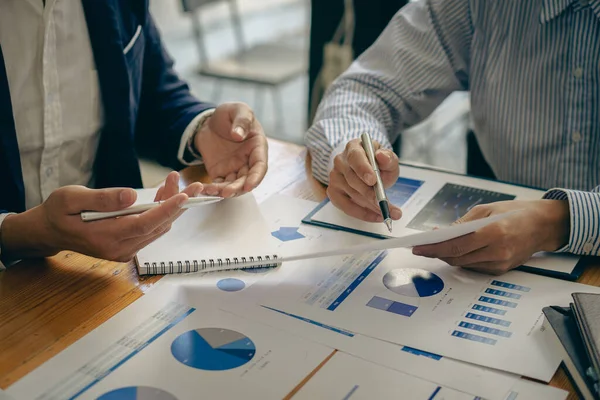 Modern ofis stratejisi tasarım ve planlama yeni bir başlangıç projesi üzerinde çalışan yeni iş geliştirme fikirleri için finansal veri analiz ekibi toplantısı