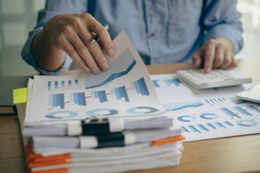 Muhasebeciler, modern ofis stratejileri tasarlamak ve yeni iş geliştirme fikirleri planlamak için yığınla finansal belge ile çalışır ve finansal verileri analiz ederler. Yeni bir başlangıç projesi üzerinde çalışıyorum