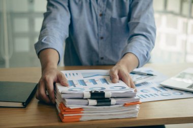 Muhasebeciler, modern ofis stratejileri tasarlamak ve yeni iş geliştirme fikirleri planlamak için yığınla finansal belge ile çalışır ve finansal verileri analiz ederler. Yeni bir başlangıç projesi üzerinde çalışıyorum