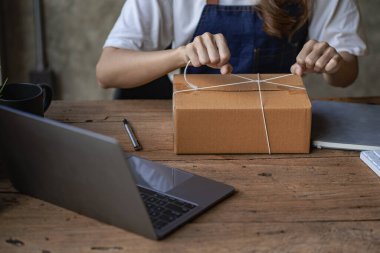 Girişim Serbest Girişimcisi, Evde Bilgisayar, Online, Pazarlama, Paketleme, Ulaşım, KOBİ, Posta Kutusu e-ticaret kavramına sahip Eşyalar