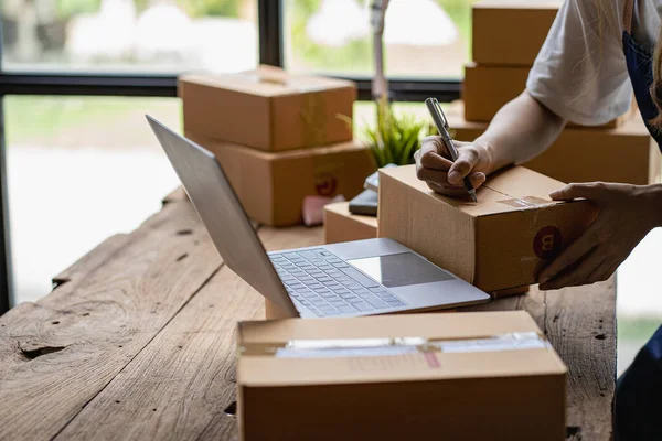 Girişim Serbest Girişimcisi, Evde Bilgisayar, Online, Pazarlama, Paketleme, Ulaşım, KOBİ, Posta Kutusu e-ticaret kavramına sahip Eşyalar