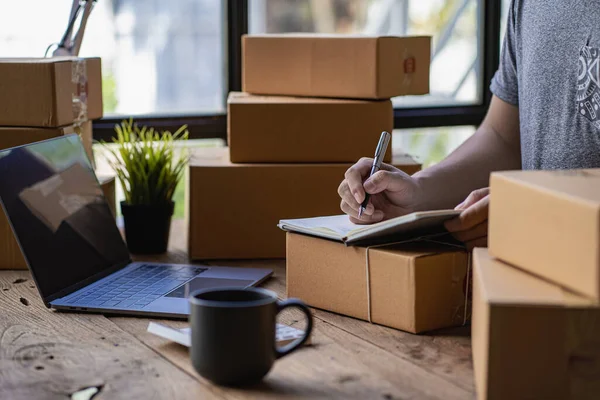 Girişim Serbest Girişimcisi, Evde Bilgisayar, Online, Pazarlama, Paketleme, Ulaşım, KOBİ, Posta Kutusu e-ticaret kavramına sahip Eşyalar