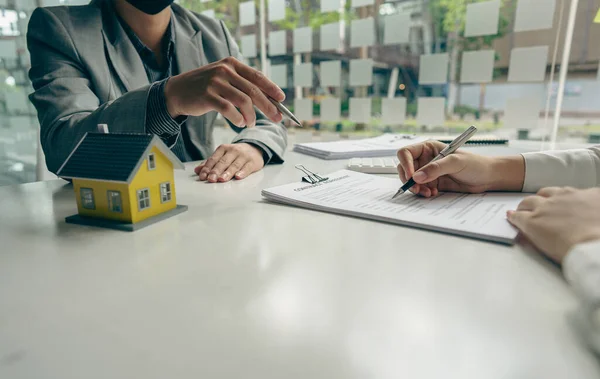 Real Estate Agent Bank Officer Explains Interest Loan Customers Home — Stockfoto