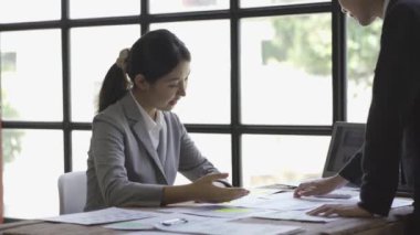 2 Asyalı genç kadının yaratıcı iş beyin fırtınası toplantısı planlama, analiz verileri masaüstü finansal grafikler, stratejiler, iş geliştirme ve yeni başlatılan projeler üzerinde çalışma.