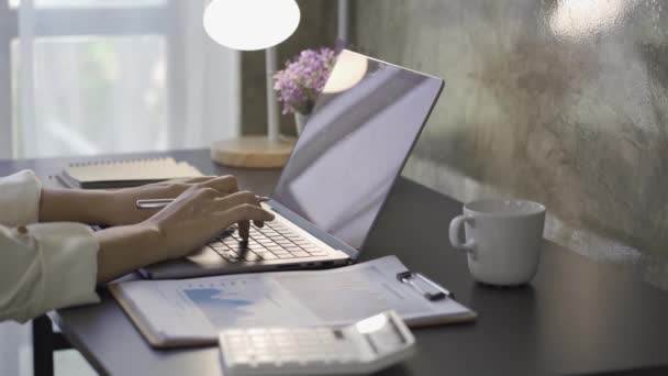 Una Mujer Negocios Utiliza Una Calculadora Para Trabajar Los Informes — Vídeos de Stock