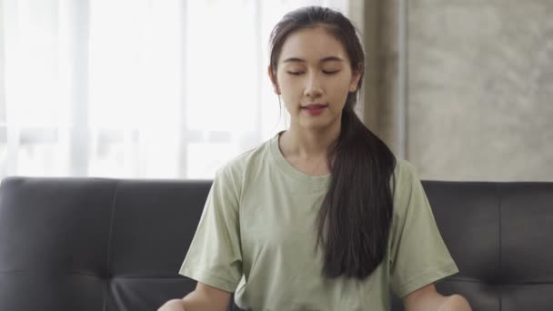 Aantrekkelijk Aziatisch Meisje Geblinddoekt Mediterend Een Bank Thuis Neem Een — Stockvideo