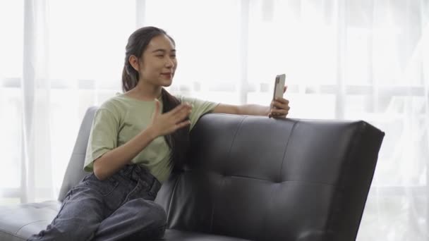 Asian Woman Enjoys Playing Phone Chatting Friends Internet Sofa Home — Stok video