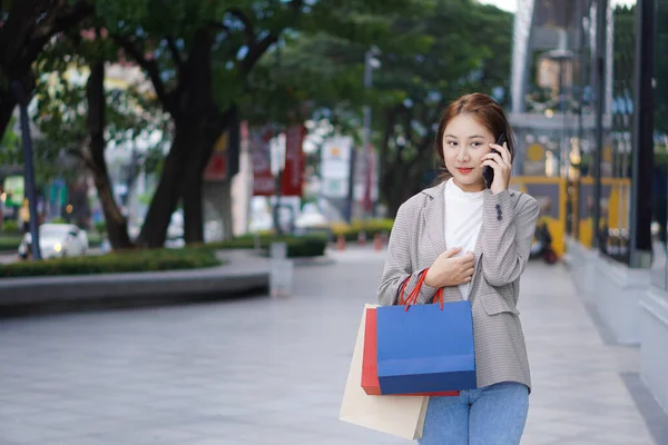 Asian Woman Holding Smartphone Happy Shopping Bags Enjoying Herself Shopping — 图库照片