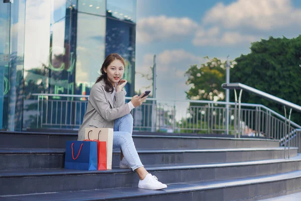 Asian Woman Holding Smartphone Happy Shopping Bags Enjoying Herself Shopping — 图库照片