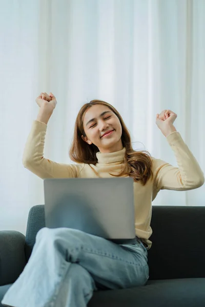 Atractiva Mujer Asiática Relajándose Sofá Utilice Computadora Portátil Para Trabajar —  Fotos de Stock
