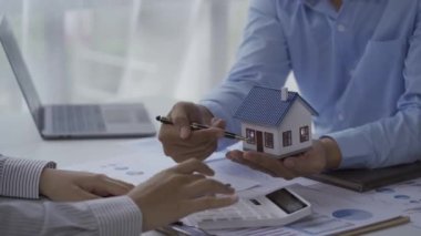Müşteri kontratı imzalamadan önce şirket çalışanları detayları tartışıyor. Kiralamanın detaylarını, şartlarını ve şartlarını açıklayarak ve emlak kiralama fikirleri 4k video satın alarak