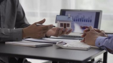 Müşteri kontratı imzalamadan önce şirket çalışanları detayları tartışıyor. Kiralamanın detaylarını, şartlarını ve şartlarını açıklayarak ve emlak kiralama fikirleri 4k video satın alarak