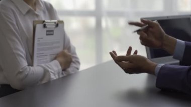 Mülakatlar, başvurdukları pozisyon için şirkete alınacak ve başarılı bir iş stratejisi önerilecek yöneticilerle görüşülüyor. iş başvurusu fikirleri