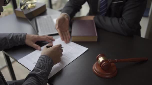 Assessor Jurídico Juiz Entregou Documento Com Contrato Para Homem Assinar — Vídeo de Stock