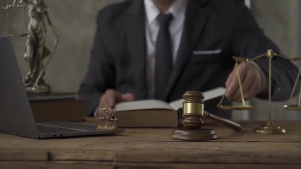 Hammer Prosecutor Office Front Scales Statue Front Lawyer Reading Law — Stockvideo