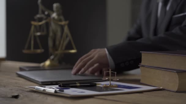 Biuro Prokuratora Młotek Laptopa Przed Pomnikiem Wagi Obok Prawników Prawniczych — Wideo stockowe