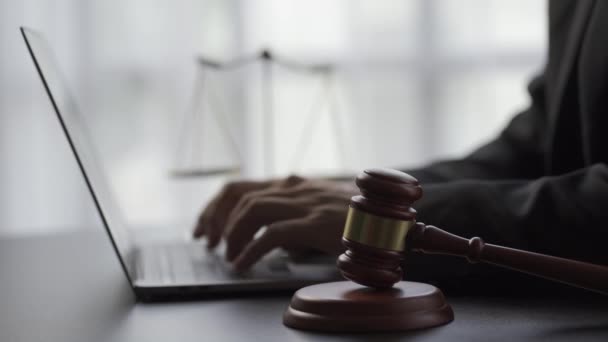 Savcılık Terazinin Önünde Dizüstü Bilgisayar Çekiç Avukatların Yanında Heykel Online — Stok video