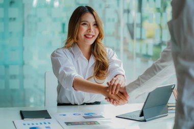 Ofis toplantısı sırasında iki kendine güvenen iş adamı el sıkışıyor. Modern, karşılama anlaşması kavramı.