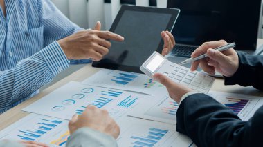 Takım çalışması. İş adamı ofiste çalışıyor. Evrak işlerini tartışıyor ve mali raporlar üzerinde çalışıyor. Yatırım iş planından bahset. finansal analiz kavramı