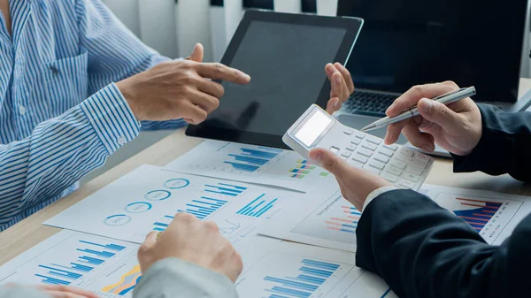 Takım çalışması. İş adamı ofiste çalışıyor. Evrak işlerini tartışıyor ve mali raporlar üzerinde çalışıyor. Yatırım iş planından bahset. finansal analiz kavramı