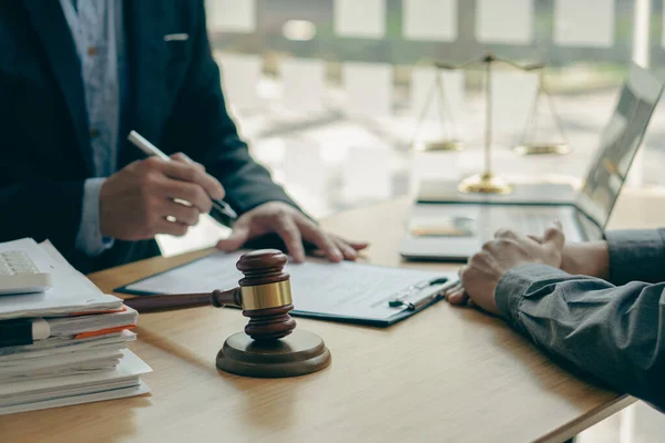 Een Bijeenkomst Van Professionele Zakenvrouwen Mannelijke Advocaten Die Werken Discussiëren — Stockfoto