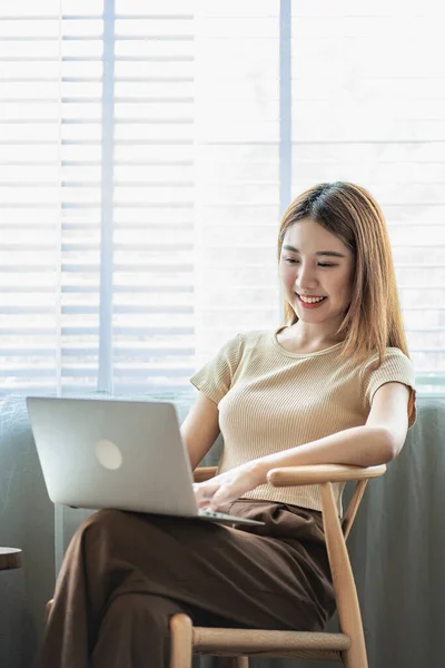 Charming Young Asian Businesswoman Working Her Project Laptop Her Desk — Stockfoto