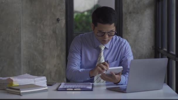 Young Asian Businessman Doing Accounting Work Calculator Calculate Income Expenses — Video Stock