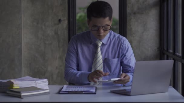 Jovem Empresário Asiático Fazendo Trabalho Contábil Com Calculadora Para Calcular — Vídeo de Stock