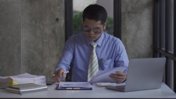 Молодой Азиатский Бизнесмен Выполняющий Бухгалтерскую Работу Калькулятором Расчета Доходов Расходов — стоковое видео
