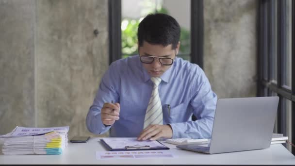 Young Asian Businessman Doing Accounting Work Calculator Calculate Income Expenses — Vídeo de Stock