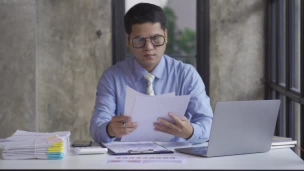 Young Asian Businessman Doing Accounting Work Calculator Calculate Income Expenses — 비디오