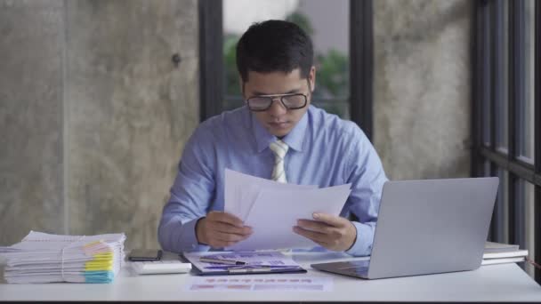 Young Asian Businessman Doing Accounting Work Calculator Calculate Income Expenses — Video Stock