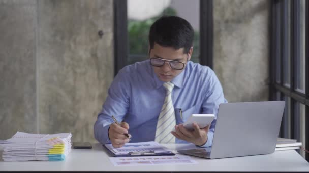 Young Asian Businessman Doing Accounting Work Calculator Calculate Income Expenses — Video Stock