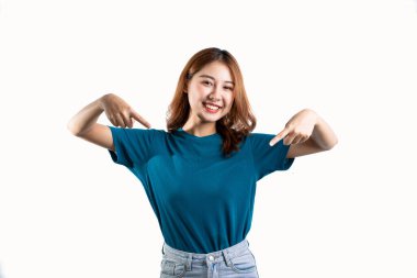 Sevimli ve büyüleyici gülümseyen Asyalı kadın ellerini beyaz arka planda gezdiriyor..