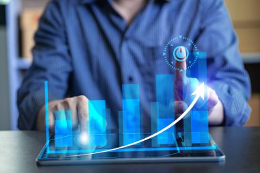 İş adamı tablet analitik kavramları ve finans ve bankacılık teknolojisini kullanıyor. ve yeni iş stratejileri, hedefler, planlar ve iş büyüme fikri vizyonları