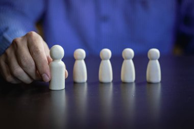 Başarılı takım liderleri, yöneticiler, CEO 'lar, pazar liderleri ve diğer iş liderleri fikirleri. Etki ve güç göstermek için tahta bir masanın üzerinde birkaç tahta kukla. iş liderliği kavramı