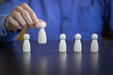 Başarılı takım liderleri, yöneticiler, CEO 'lar, pazar liderleri ve diğer iş liderleri fikirleri. Etki ve güç göstermek için tahta bir masanın üzerinde birkaç tahta kukla. iş liderliği kavramı