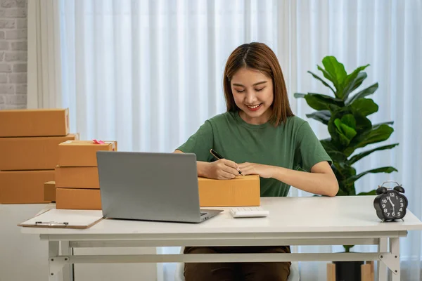 Small Business Start Sme Owner Asian Female Entrepreneurs Use Laptop — Foto de Stock