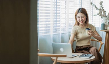 Asyalı kız öğrenciler evde dizüstü bilgisayarlarla ve internet üzerinden internet üzerinden video konuşmalarıyla çalışıyorlar. öğrenme kavramı