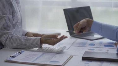 İş ortakları anlaşmaya vardıktan sonra el sıkışırlar. Bazı üst düzey yöneticilerin ofis anlaşmalarıyla ilgili görüşleri. Müşteri, şirketin ofisindeki bir danışmanı ziyaret ediyor. Başarı konsepti