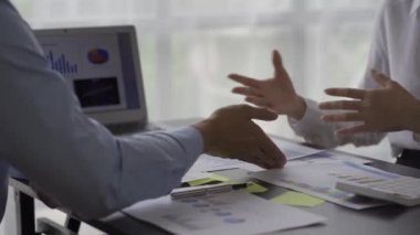 İş adamı ekip çalışması ve şirket projesi, iş ekibi için stratejik planı analiz eden ve konuşan insanlara beyin fırtınası yapmak, mali grafiği kontrol edin. Meslektaşlar masadaki belgeleri kontrol ederler.