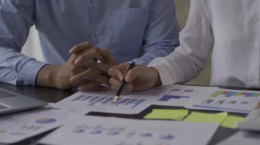 İş adamı ekip çalışması ve şirket projesi, iş ekibi için stratejik planı analiz eden ve konuşan insanlara beyin fırtınası yapmak, mali grafiği kontrol edin. Meslektaşlar masadaki belgeleri kontrol ederler.